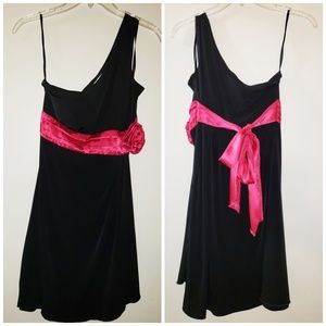 🚨 Black One Shoulder Dress with Pink Waist Accent 🌹